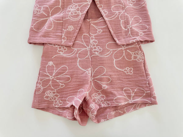 Conjunto dos piezas chaleco y short color rosa con estampado de flores para niña.