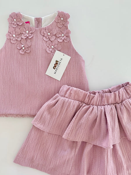 Conjunto dos piezas blusa con detalle de flores al frente y falda de olanes color rosa para niña.|