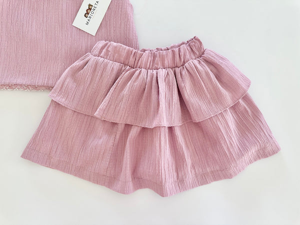 Conjunto dos piezas blusa con detalle de flores al frente y falda de olanes color rosa para niña.|