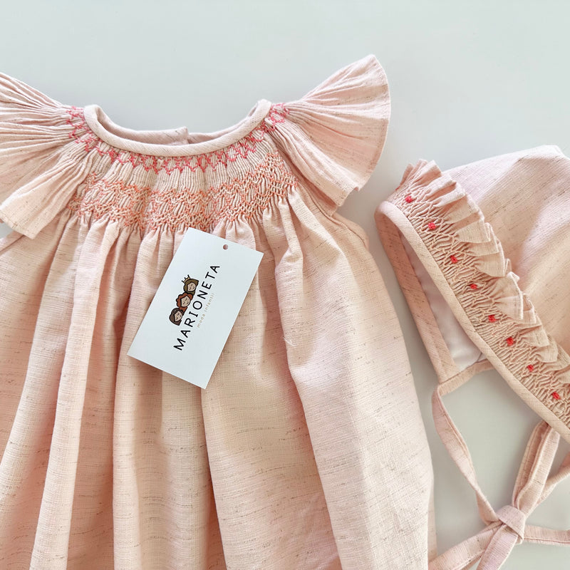 Pañalero con gorra bordado a mano color rosa salmon con bordado naranja para bebe niña.