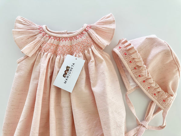 Pañalero con gorra bordado a mano color rosa salmon con bordado naranja para bebe niña.