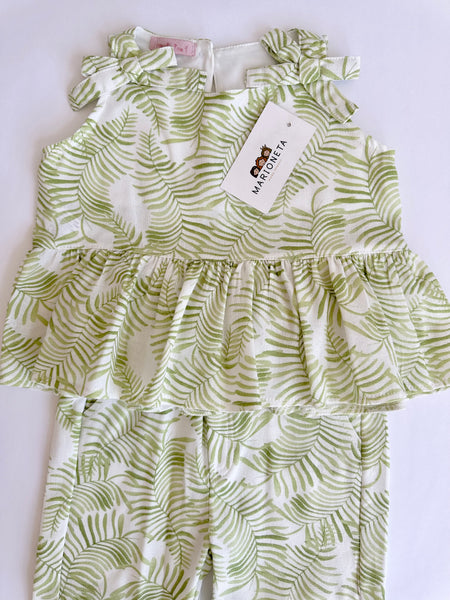 Conjunto dos piezas pantalón y blusa estampada color verde para niña .