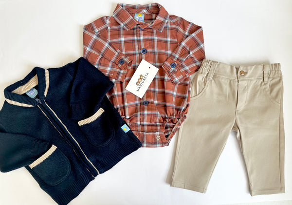 Conjunto tres piezas sueter marino pañalero cafe a cuadros y pantalon caqui para bebe niño