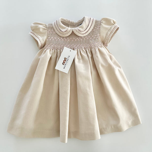 Vestido bordado hecho a mano color beige con bordado color rosa para niña.