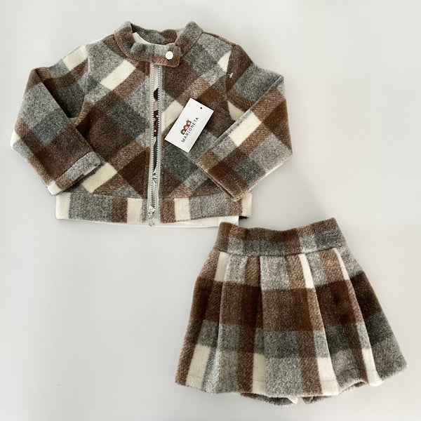 Conjunto tres piezas chaqueta y falda a cuadros y playera ivory con estampado para niña.