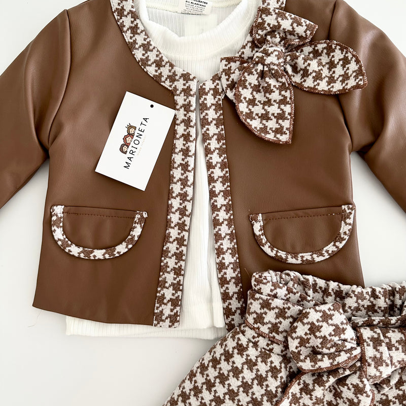 Conjunto tres piezas saco cafe con falda de olanes y playera ivory para niña.