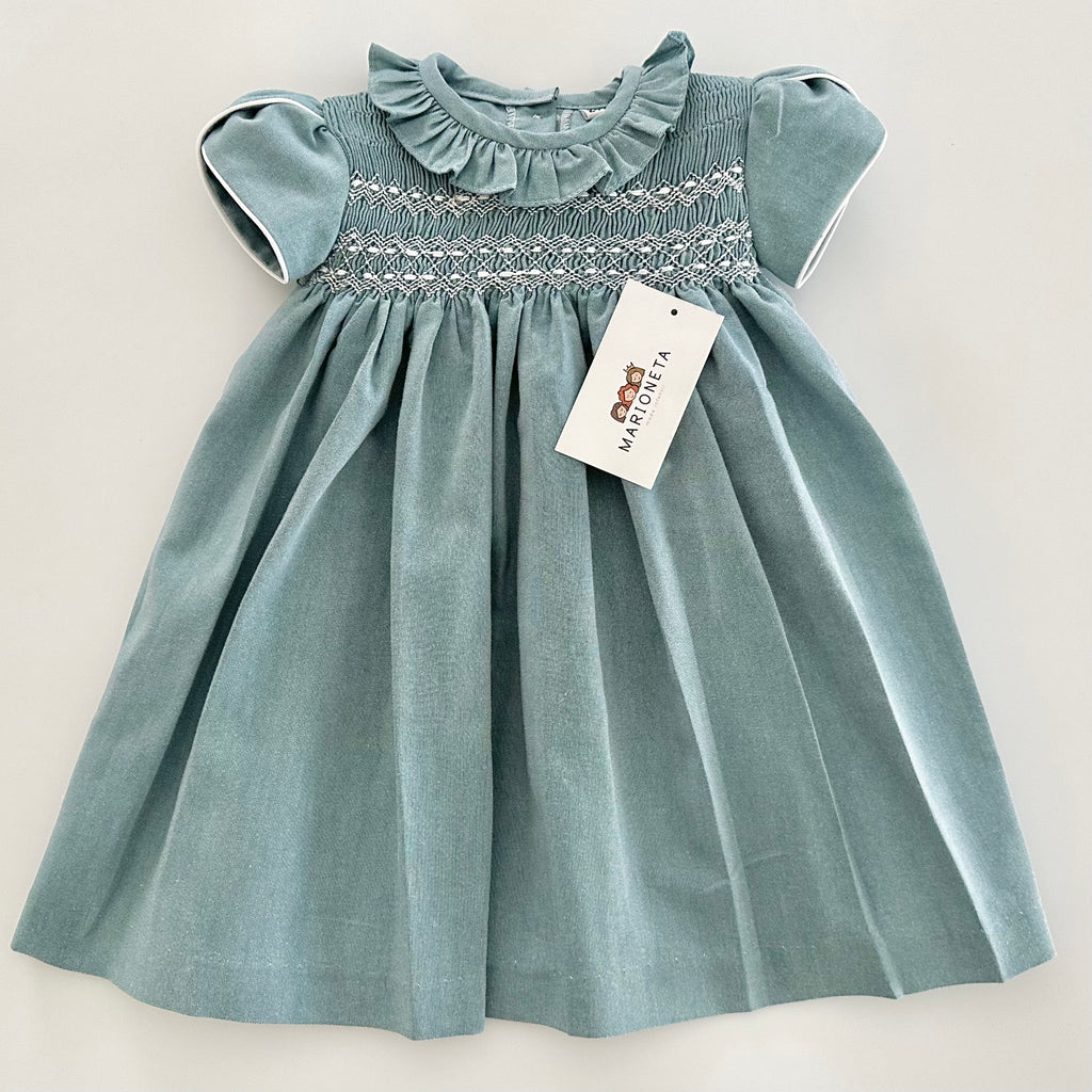 Vestido bordado hecho a mano color azul verde con bordado blanco para niña.