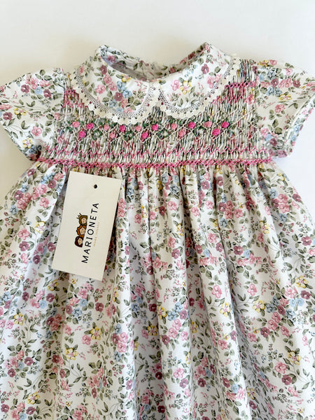 Vestido bordado hecho a mano floreado rosita con picueta en el cuello para niña.