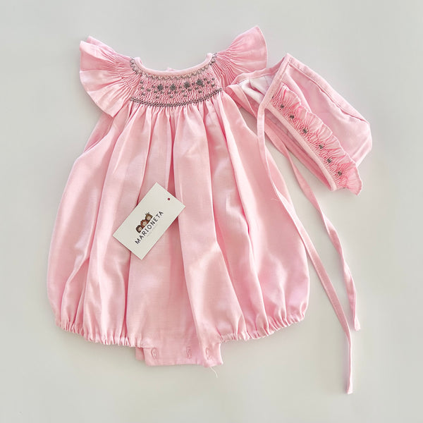 Pañalero y gorra bordado a mano color rosita con bordado color gris para bebe niña.