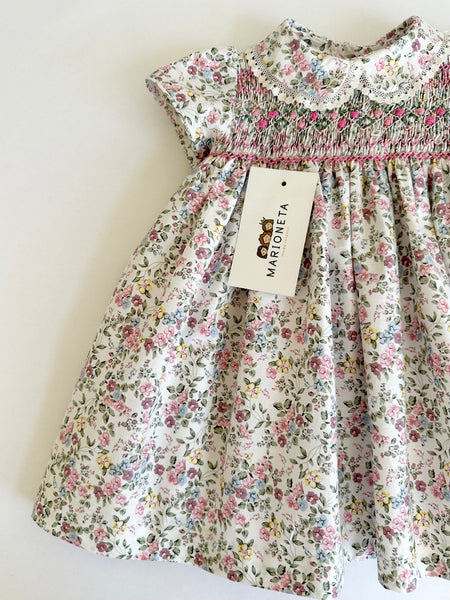 Vestido bordado hecho a mano floreado rosita con picueta en el cuello para niña.