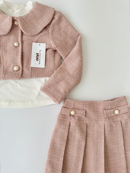 Conjunto tres piezas saco y falda color rosita con playera ivory para niña