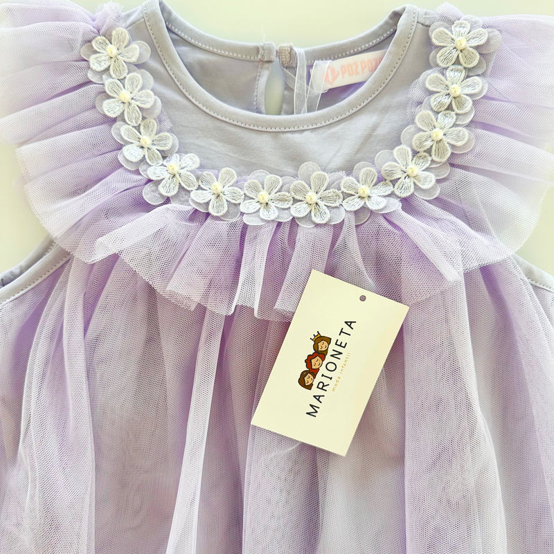 Vestido con florecitas blancas y olan al frente color morado lila para niña|