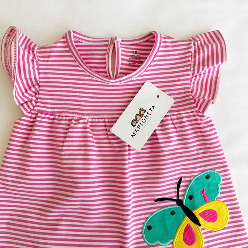 Conjunto dos piezas blusa rosa a rayas con estampado de mariposa y short gris estampado para bebe niña.