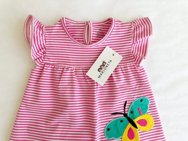 Conjunto dos piezas blusa rosa a rayas con estampado de mariposa y short gris estampado para bebe niña.