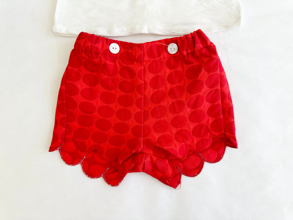 Conjunto dos piezas blusa blanca con detalle de lazo rojo al frente y short rojo para bebe niña | Newness