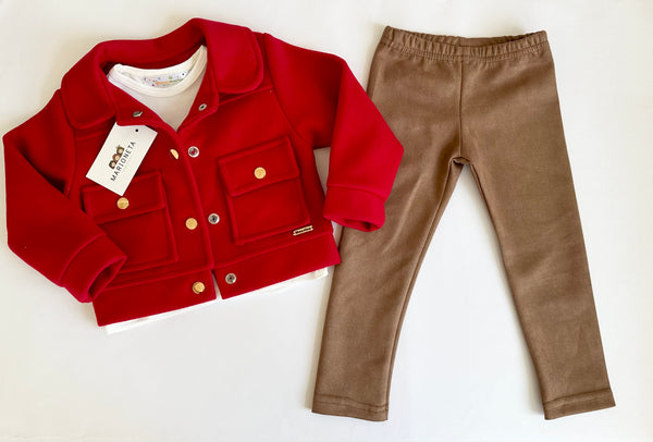 Conjunto tres piezas saco rojo, playera ivory estampada y pantalon caqui para niña |