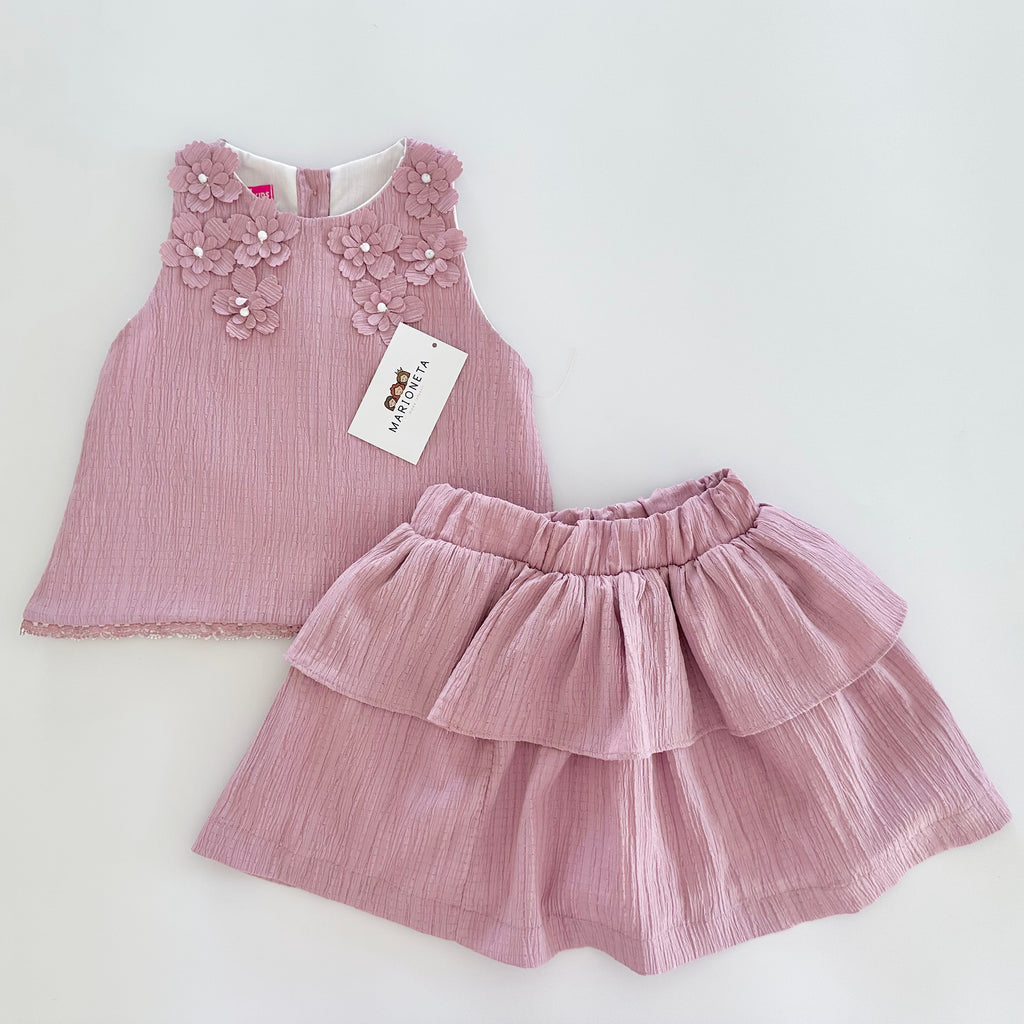 Conjunto dos piezas blusa con detalle de flores al frente y falda de olanes color rosa para niña.|