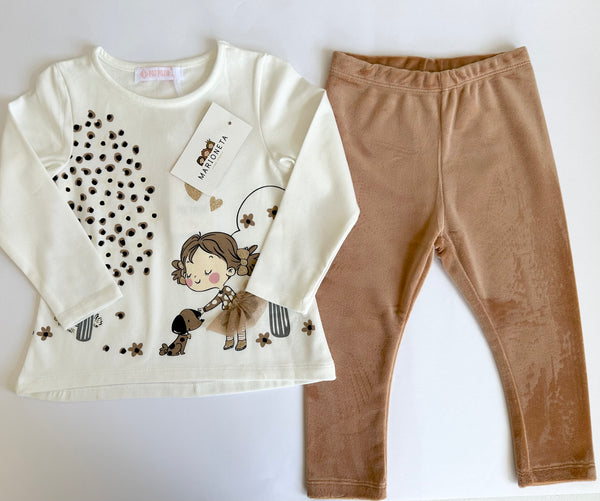 Conjunto dos piezas playera ivory con estampado y mayon color cafe claro para niña.