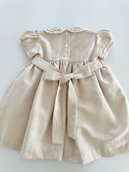 Vestido bordado hecho a mano color beige con bordado color rosa para niña.