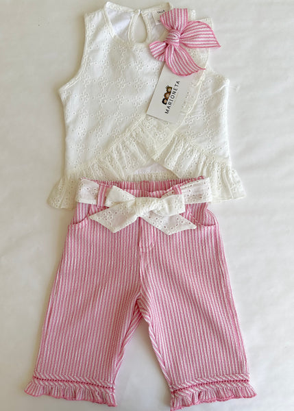 Conjunto dos piezas blusa ivory con detalle de moño al frente y capri rosa a rayas para niña. |