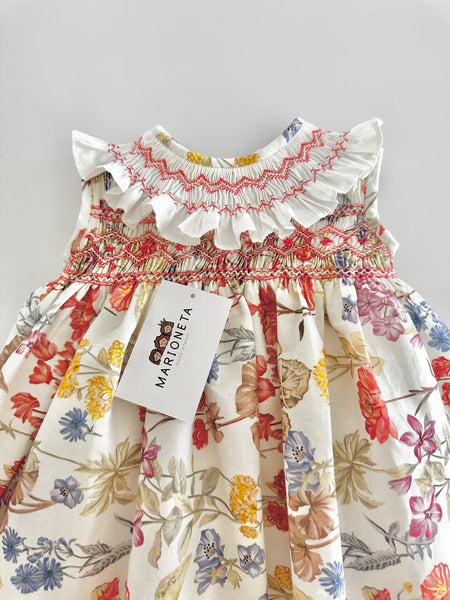Vestido bordado hecho a mano floreado con cuello ivory para niña .