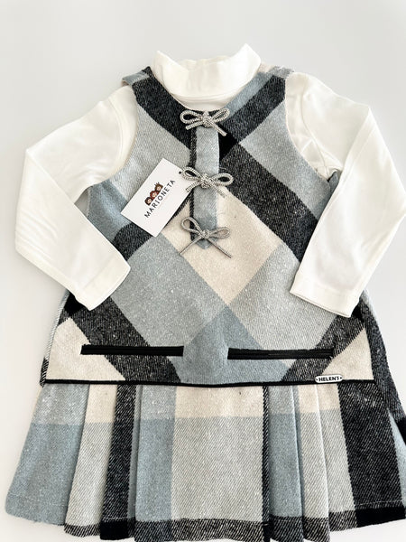 Jumper de cuadros color azul con detalle de moños y playera ivory para niña.