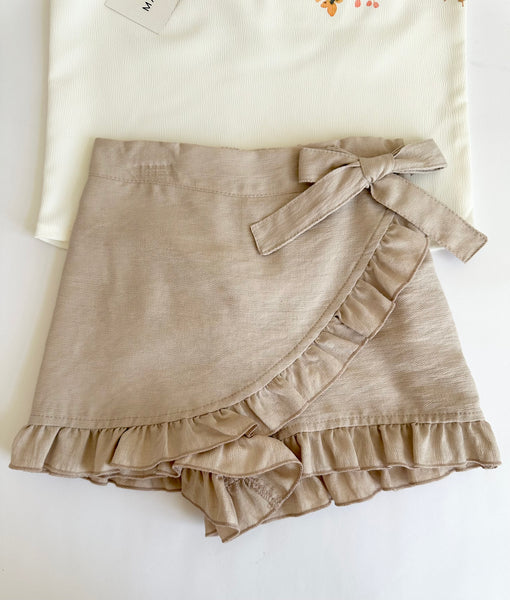 Conjunto dos piezas blusa blanca con estampado de flores  y short beige para niña.