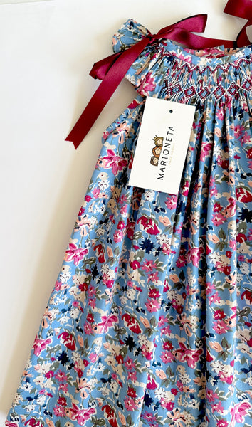 Vestido bordado hecho a mano azul con flores y lazos tintos en los hombros para niña | CARPI