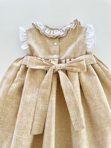 Vestido bordado hecho a mano color beige con adorno en el cuello blanco para niña.