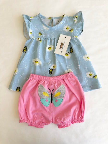 Conjunto dos piezas blusa azul con estampado de flores y short rosa para bebe niña.