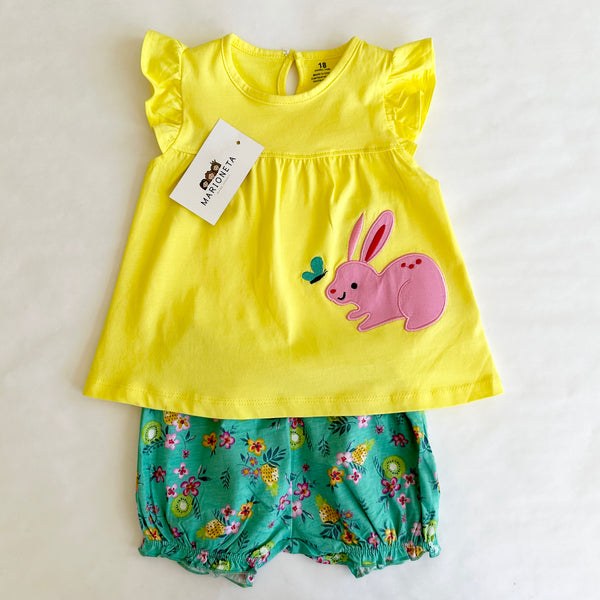 conjunto de niña blusa amarilla con estampado de conejo al frente y short verde con flores para bebe niña.