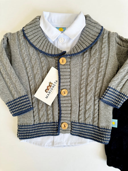 Conjunto tres piezas camisa blanca sueter gris con vivos marino y pantalon marino para bebe niño |