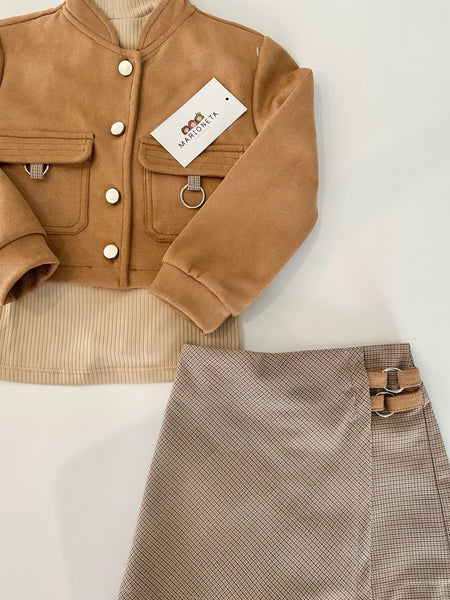 Conjunto tres piezas chamarra gamuza cafe claro, playera beige y short falda a cuadros