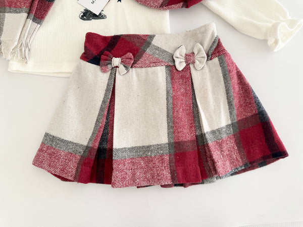 Conjunto cuatro piezas falda, gorra y bufanda a cuadros con playera estampada de oso para niña.