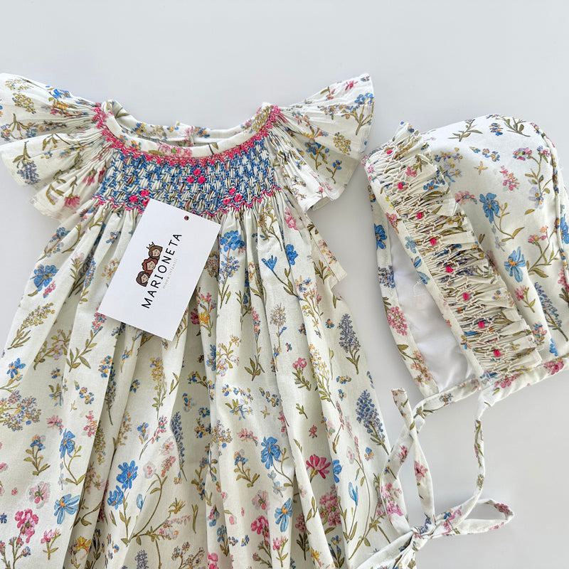 Pañalero y gorra bordado hecho a mano color ivory con estamado de florecitas azules para bebe niña.