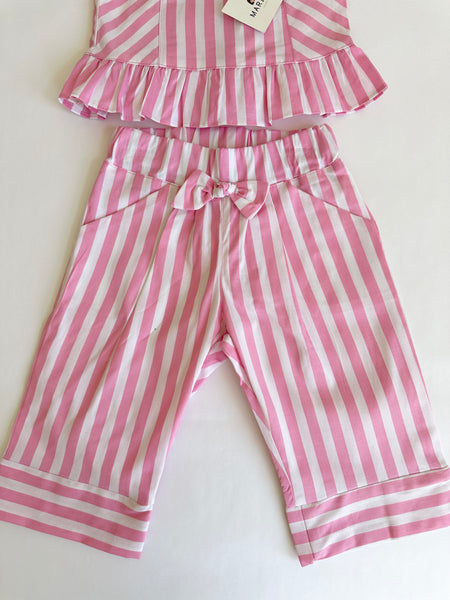 Conjunto dos piezas blusa con detalle de moños y carpri color rosa a rayas para niña.