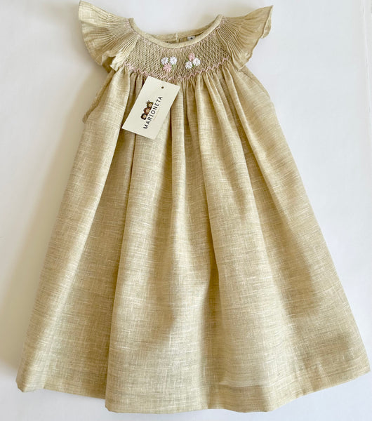 Vestido bordado hecho a mano jesucito color beige con bordado rosita para niña.
