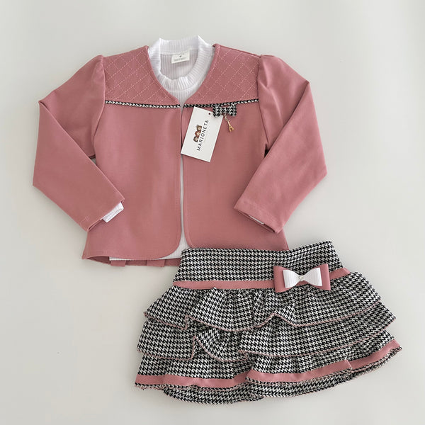 Conjunto tres piezas falda de olanes, saco rosa y playera blanca para niña.  MEXICANO