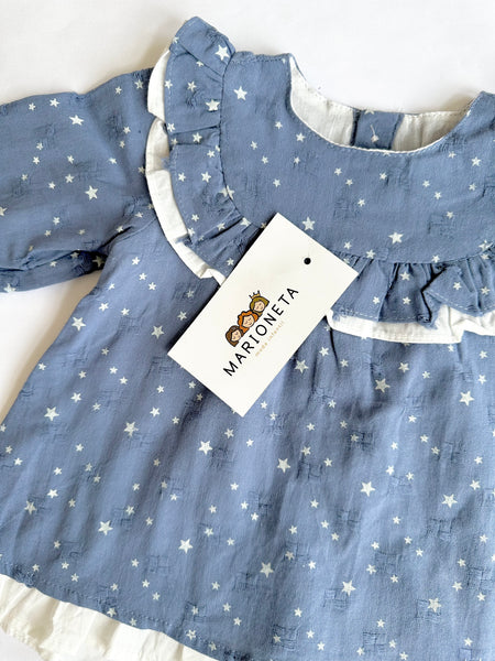 Vestido azul con estampado de estrellas con volante al frente para bebe niña | Dadati