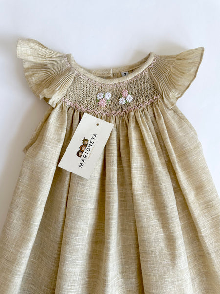 Vestido bordado hecho a mano jesucito color beige con bordado rosita para niña.