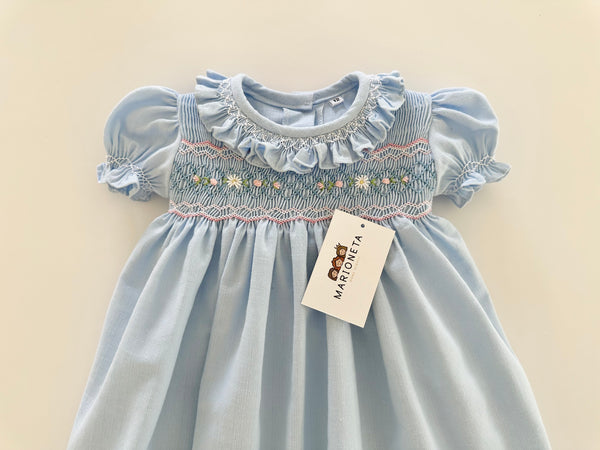 Vestido bordado hecho a mano color azul con adorno en el cuello y bordado con rosita |
