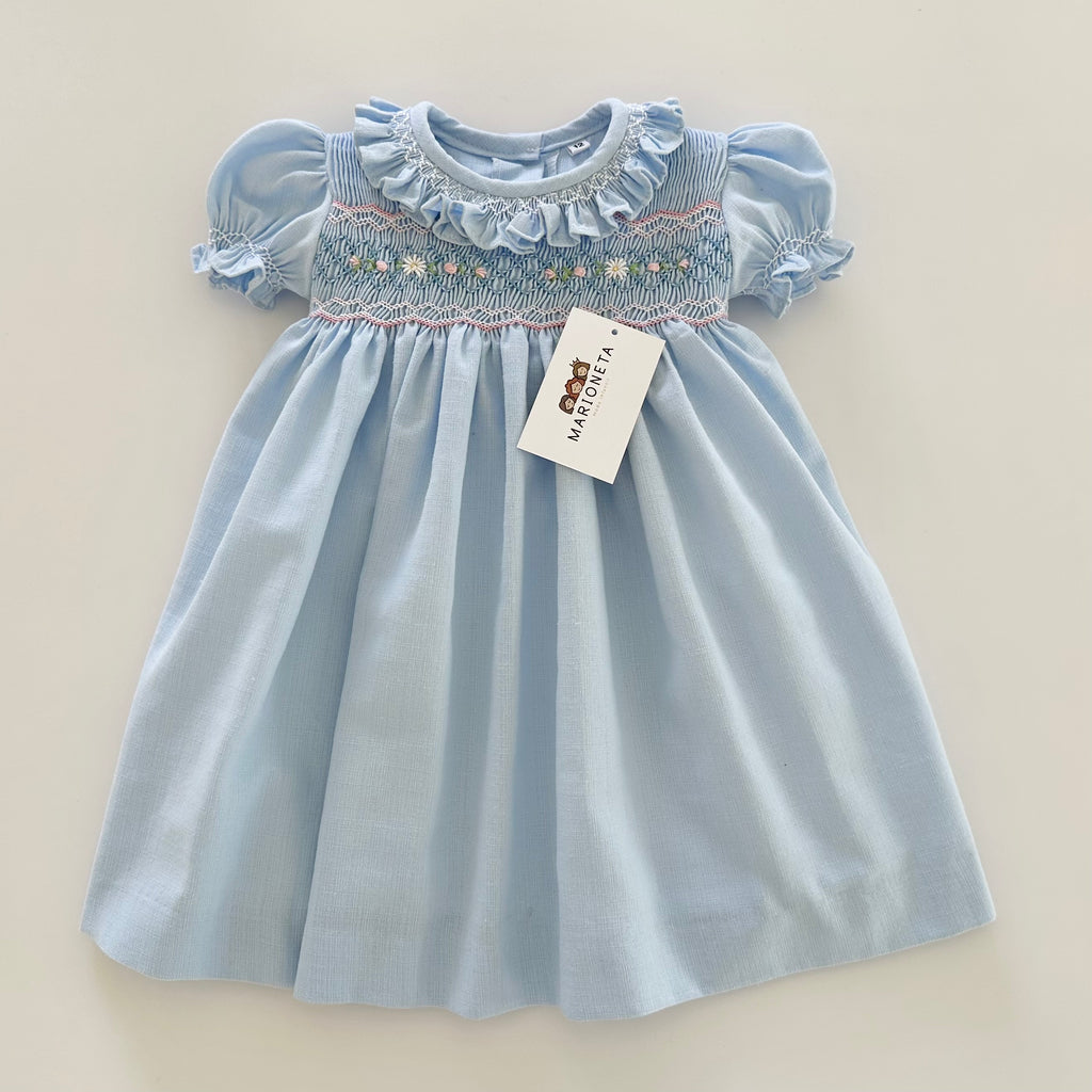 Vestido bordado hecho a mano color azul con adorno en el cuello y bordado con rosita |