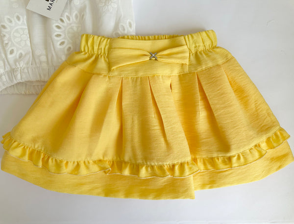 Conjunto dos piezas blusa blanca con detalle de moño y falda con olan color amarillo para niña.