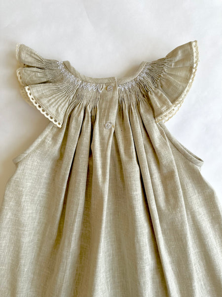 VESTIDO BORDADO HECHO A MANO JESUCITO DE LINO COLOR BEIGE PARA NIÑA | CARPI