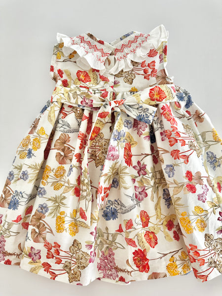 Vestido bordado hecho a mano floreado con cuello ivory para niña .