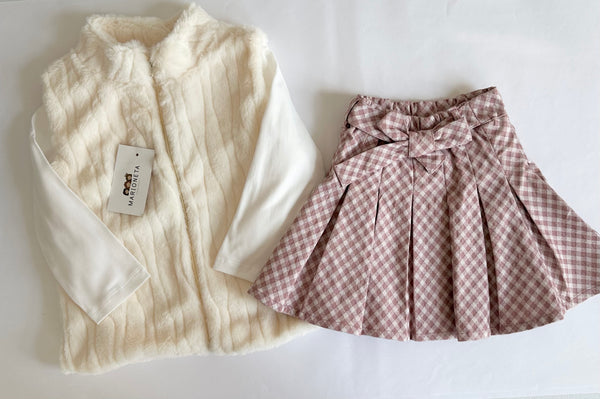 Conjunto tres piezas falda con detalle de moño al frente, chaleco ivory y playera estampada para niña Mexicano