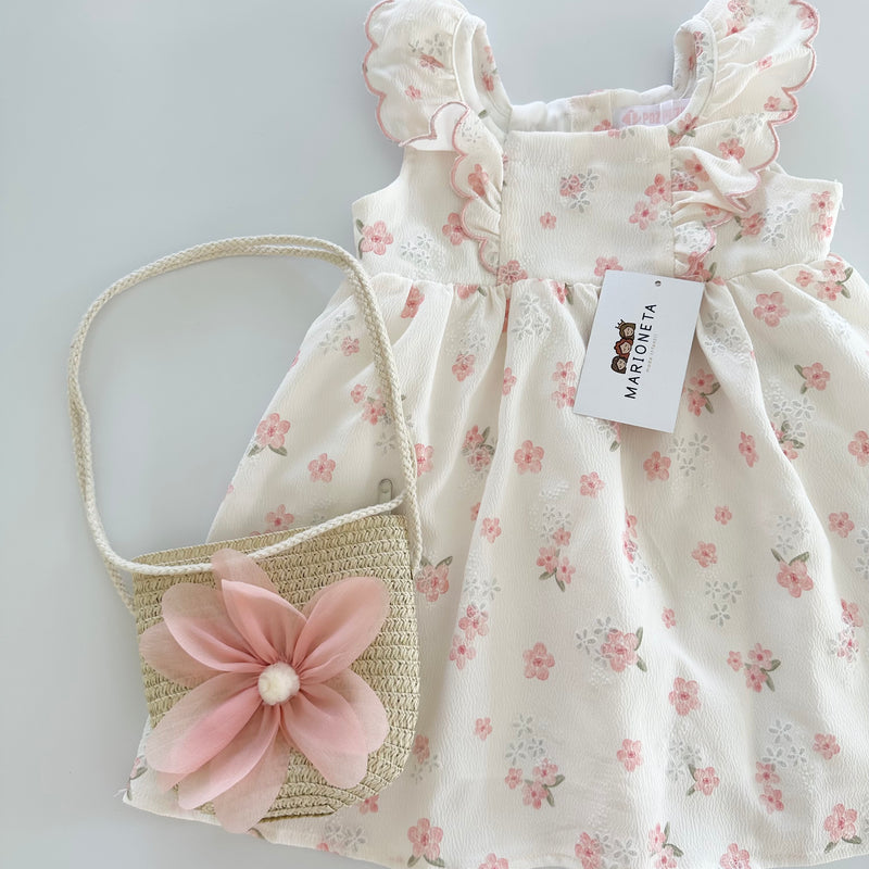 Vestido estampado de florecitas color rositas con olanes y  bolsa para niña .