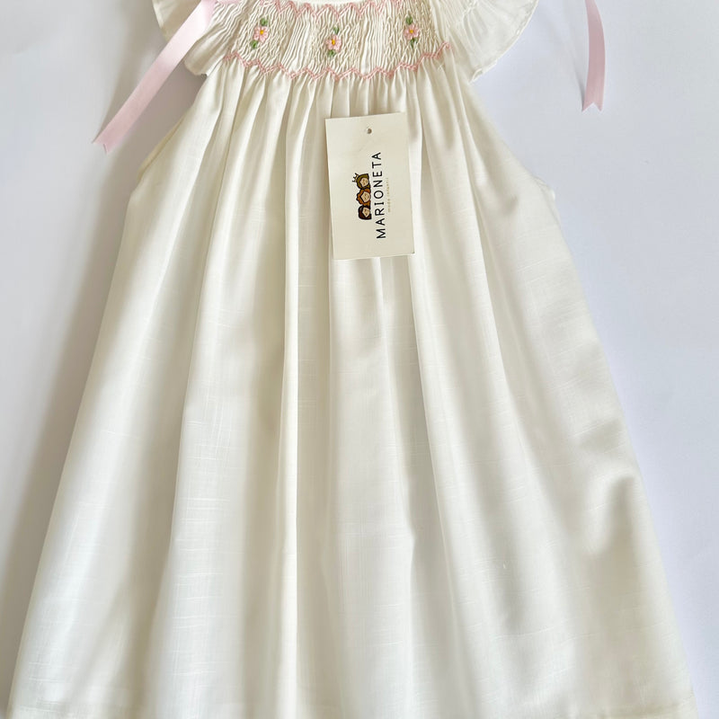 Vestido bordado hecho a mano jesucito color beige con bordado rosa y lazos en hombros para niña |