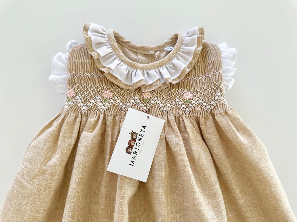 Vestido bordado hecho a mano color beige con adorno en el cuello blanco para niña.