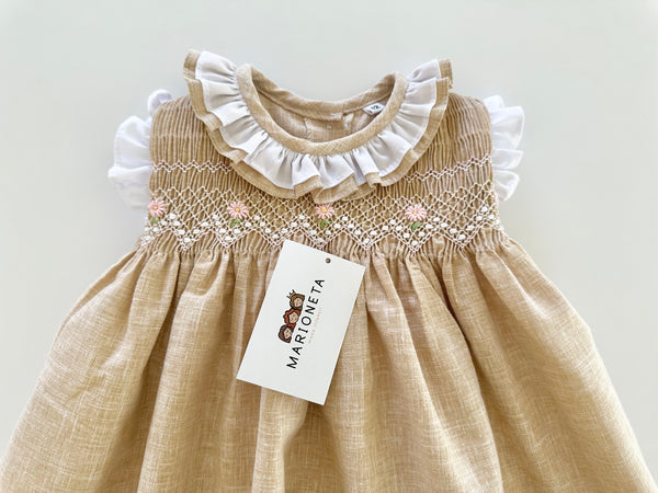 Vestido bordado hecho a mano color beige con adorno en el cuello blanco para niña.
